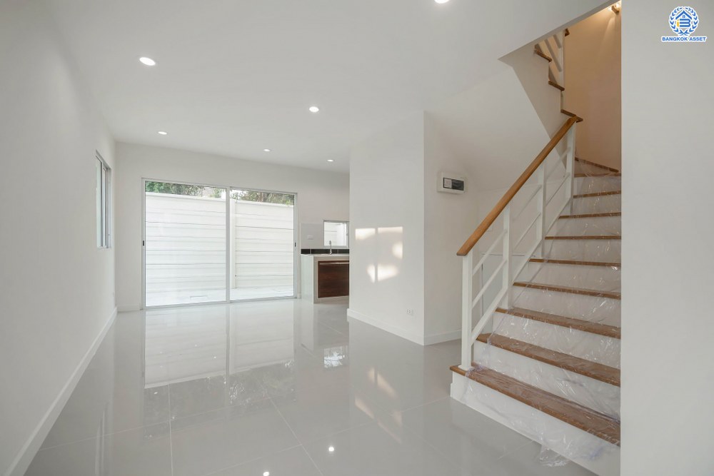 บ้านมือสองตกแต่งใหม่ โครงการ พฤกษาทาวน์เน็กซ์ ติวานนท์-พระราม5 หลังมุม เนื้อที่ 21.6 ตร.ว. ฟังก์ชัน 3 ห้องนอน 2 ห้องน้ำ 1 ที่จอดรถ พร้อมเข้าอยู่ได้ทันที บนทำเลเดินทางสะดวก ติดถนนนครอินทร์ เชื่อมต่อถนนราชพฤกษ์ ถนนกาญจนาภิเษก ใกล้จุดขึ้นทางด่วน "ศรีรัช" และรถไฟฟ้าสายสีม่วง "สถานีตลาดบางใหญ่"